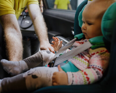 Як міцно затягувати ремені в автокріслі?