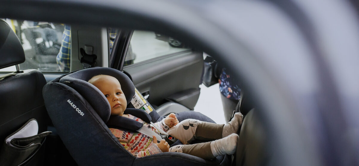 Дитина у автокріслі задом до напрямку руху з ногами на спинці сидіння? Дізнайтеся, чи це небезпечно